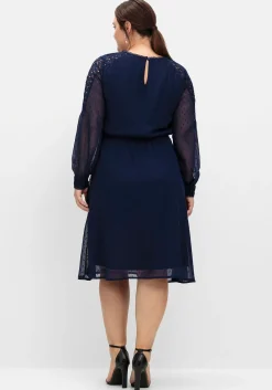 Cocktailkleid aus Dobby-Chiffon, mit Spitze am Ärmel