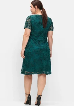 Cocktailkleid aus Mesh, mit Zierborten