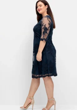 Cocktailkleid aus Mesh, mit floraler Stickerei