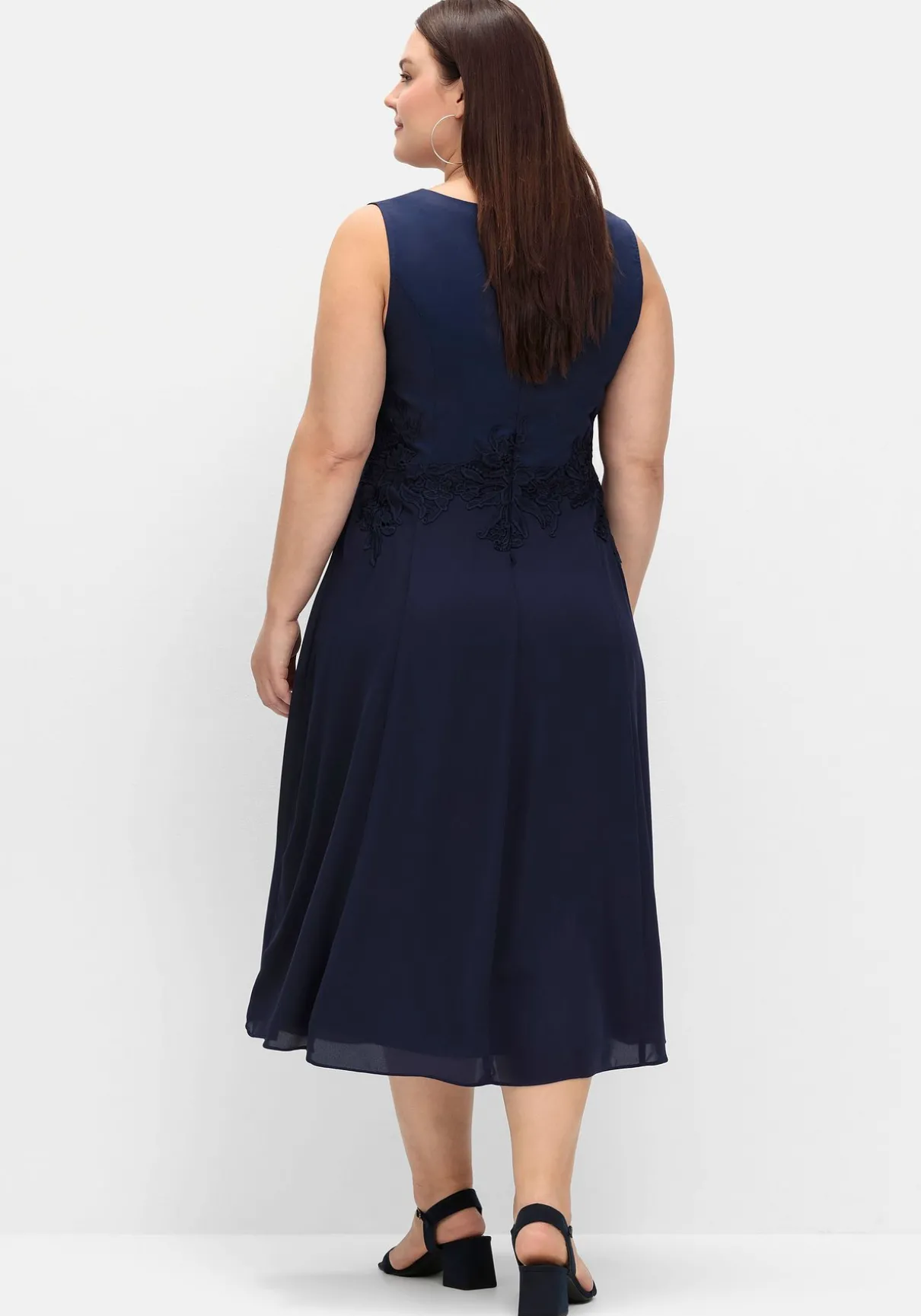 Cocktailkleid im Materialmix, mit floraler Spitze