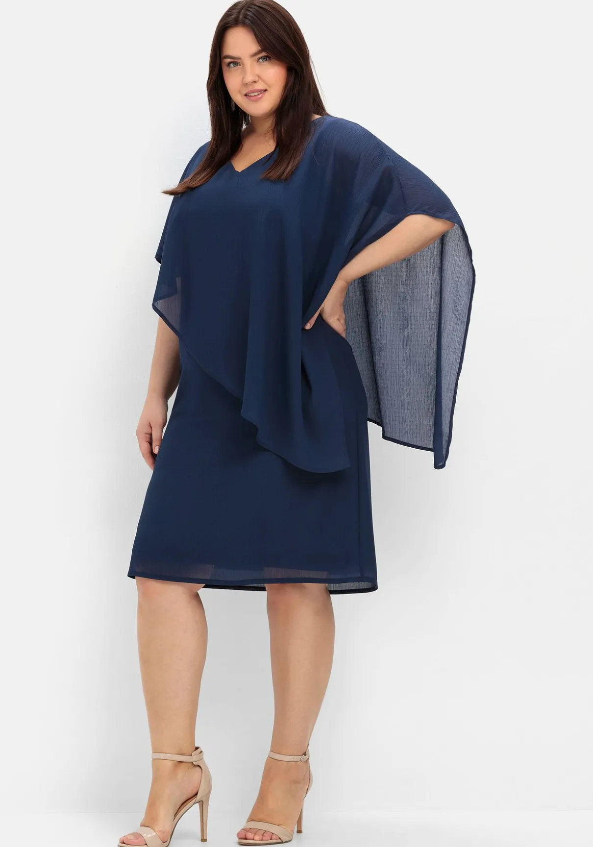 Cocktailkleid mit asymmetrischem Cape, aus Chiffon