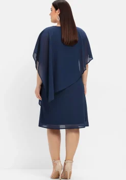 Cocktailkleid mit asymmetrischem Cape, aus Chiffon