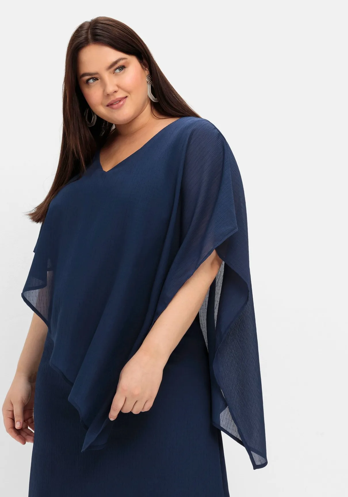 Cocktailkleid mit asymmetrischem Cape, aus Chiffon