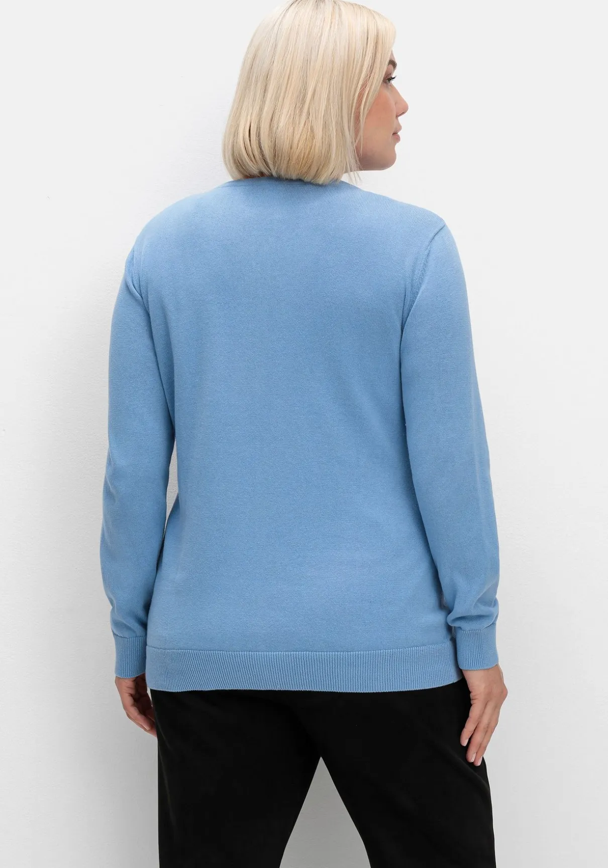 Feinstrickjacke mit Rundhalsausschnitt und Knopfleiste