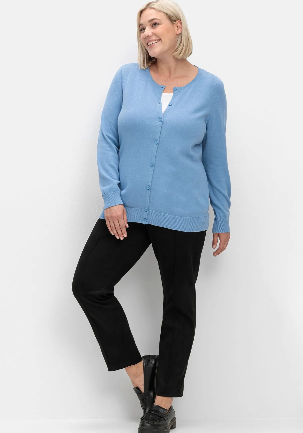 Feinstrickjacke mit Rundhalsausschnitt und Knopfleiste