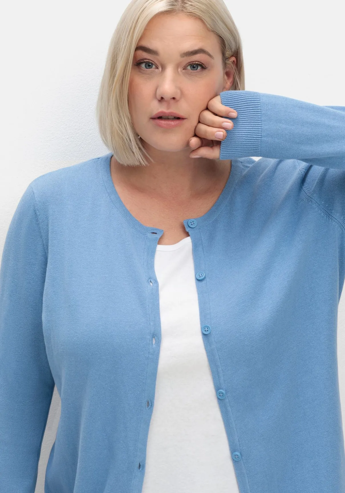 Feinstrickjacke mit Rundhalsausschnitt und Knopfleiste