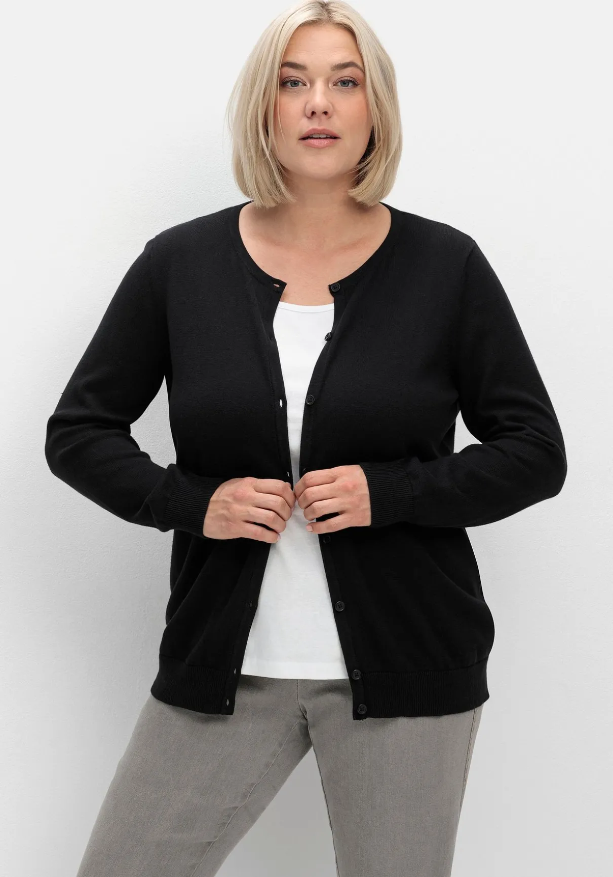 Feinstrickjacke mit Rundhalsausschnitt und Knopfleiste