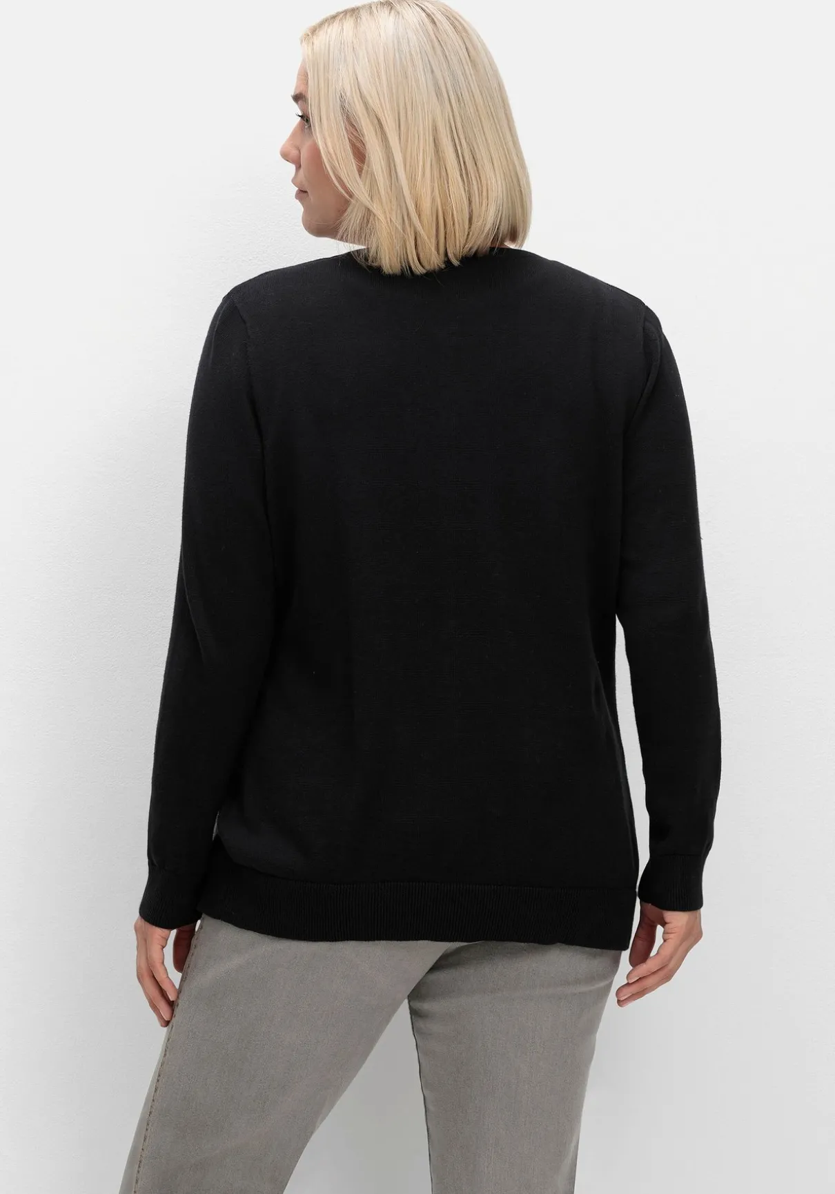 Feinstrickjacke mit Rundhalsausschnitt und Knopfleiste