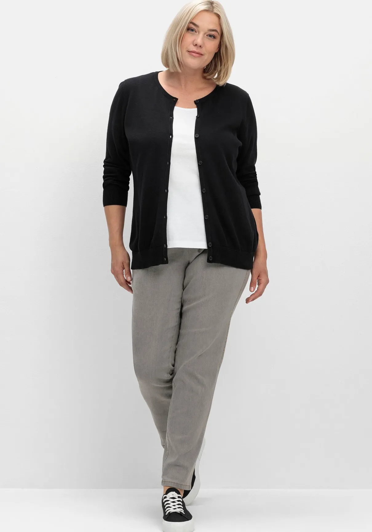 Feinstrickjacke mit Rundhalsausschnitt und Knopfleiste