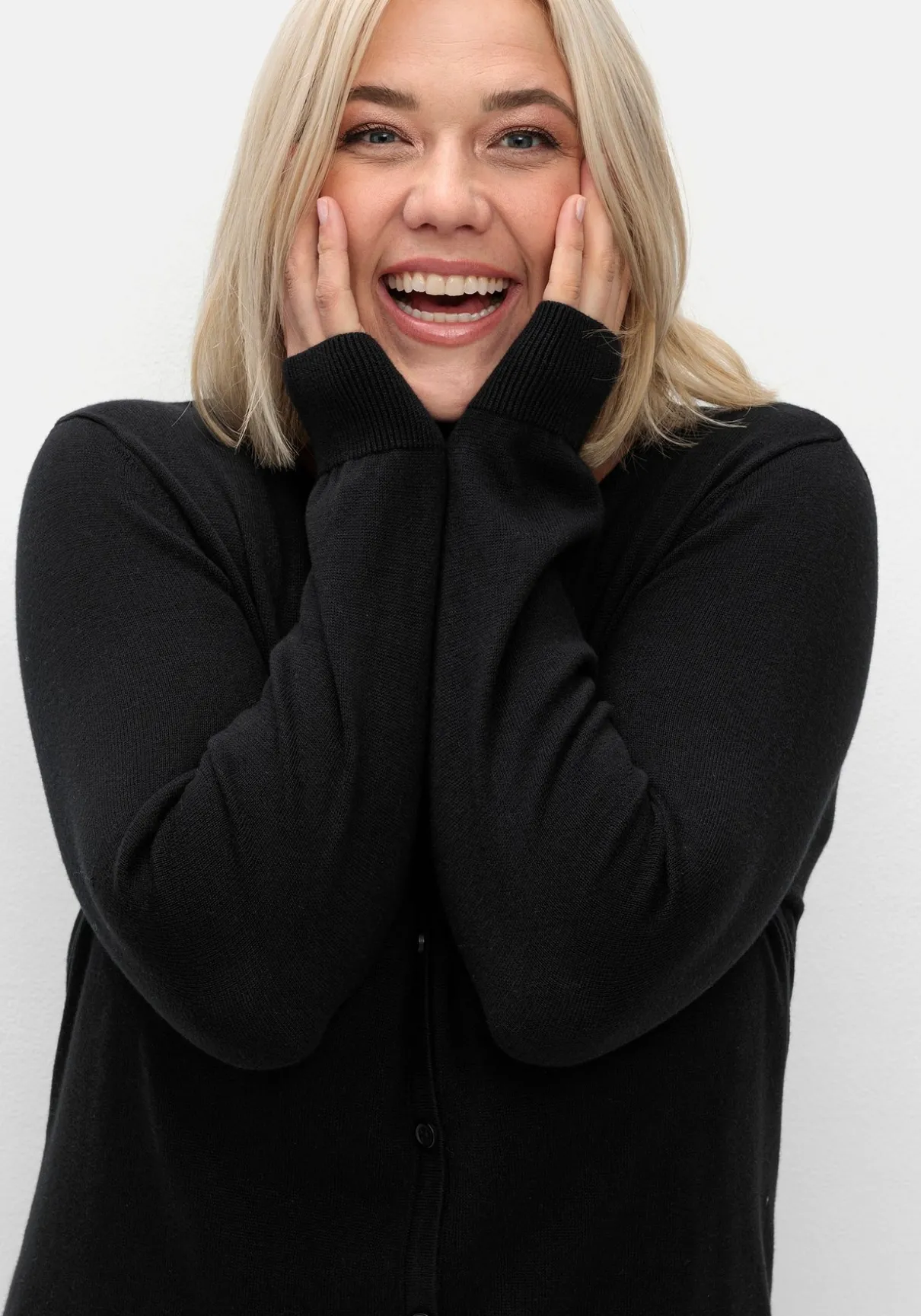 Feinstrickjacke mit Rundhalsausschnitt und Knopfleiste