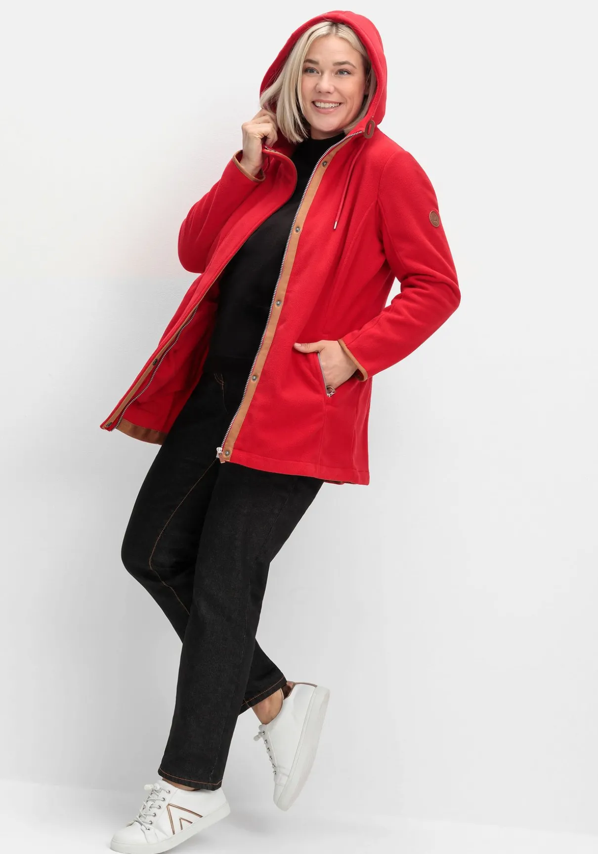 Fleecejacke mit Kapuze und Kontrastdetails