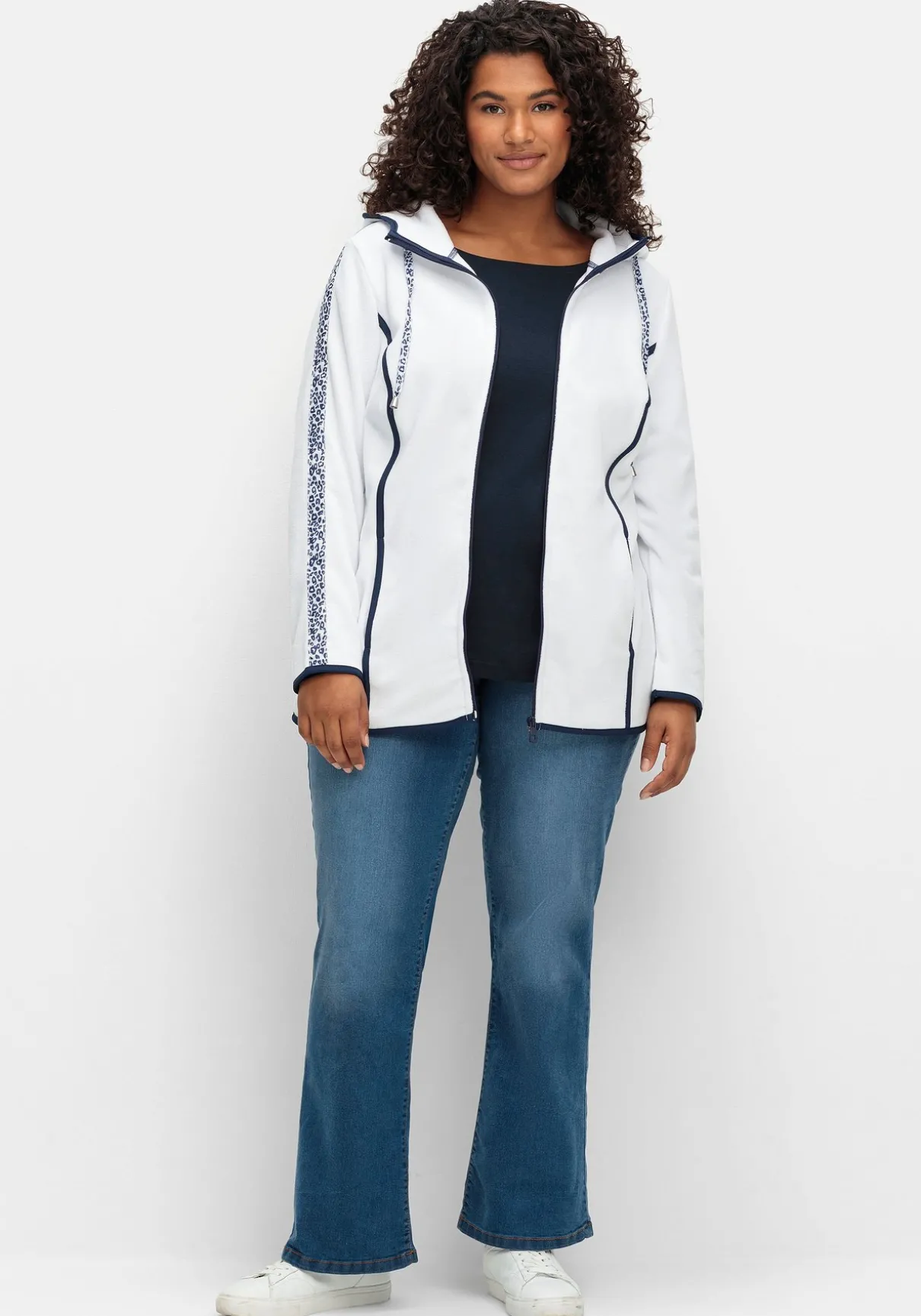 Fleecejacke mit Kapuze und Zierbändern