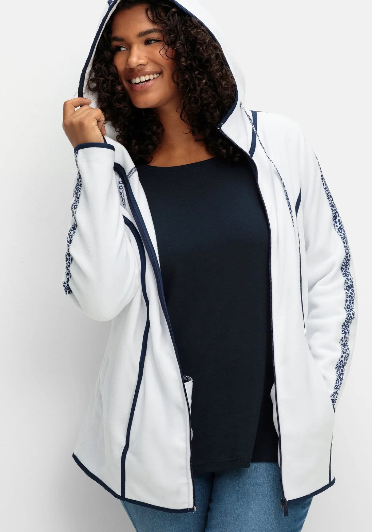 Fleecejacke mit Kapuze und Zierbändern