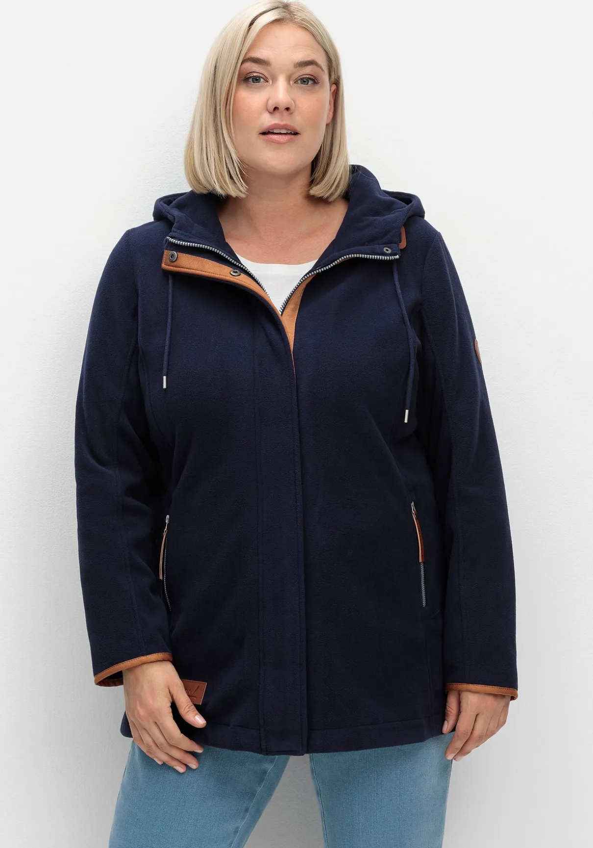 Fleecejacke mit Kapuze und Kontrastdetails