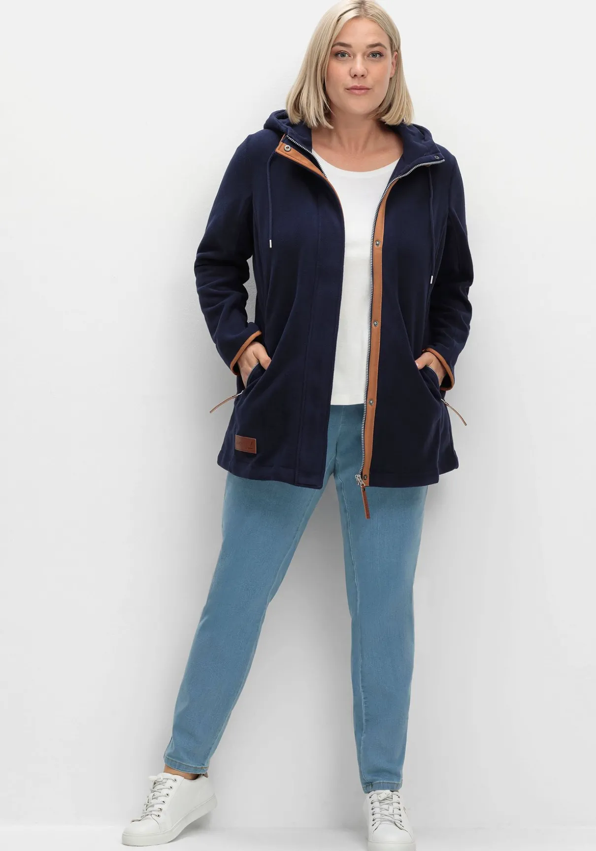 Fleecejacke mit Kapuze und Kontrastdetails