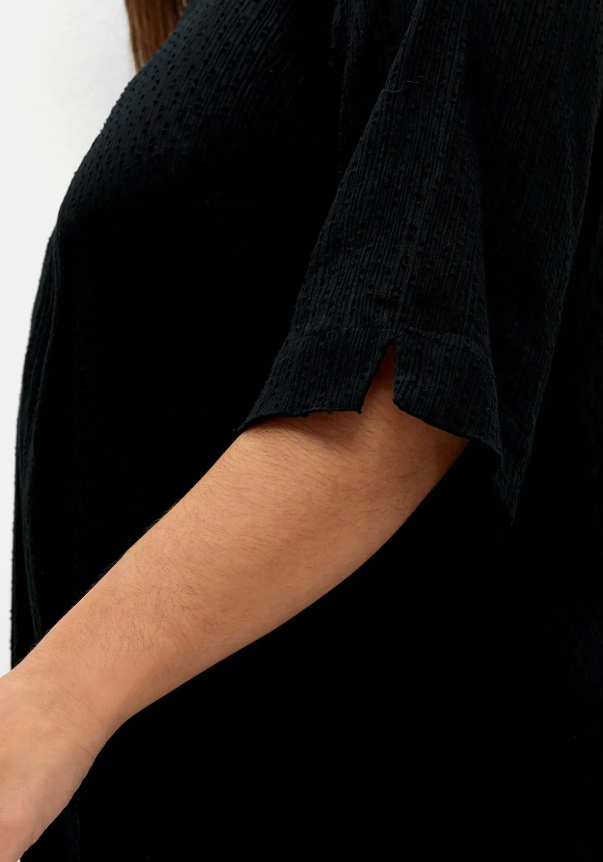 Gecrinkelte Tunika mit eingewebten Punkten