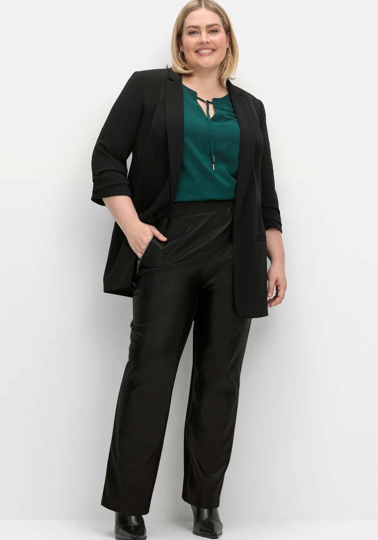 Gerade Hose mit Stretchbund, im Materialmix