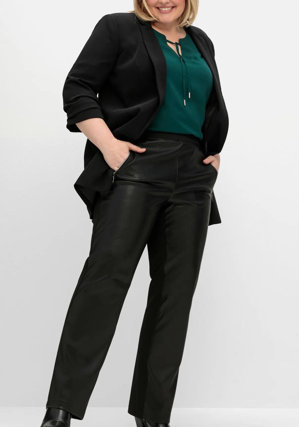 Gerade Hose mit Stretchbund, im Materialmix