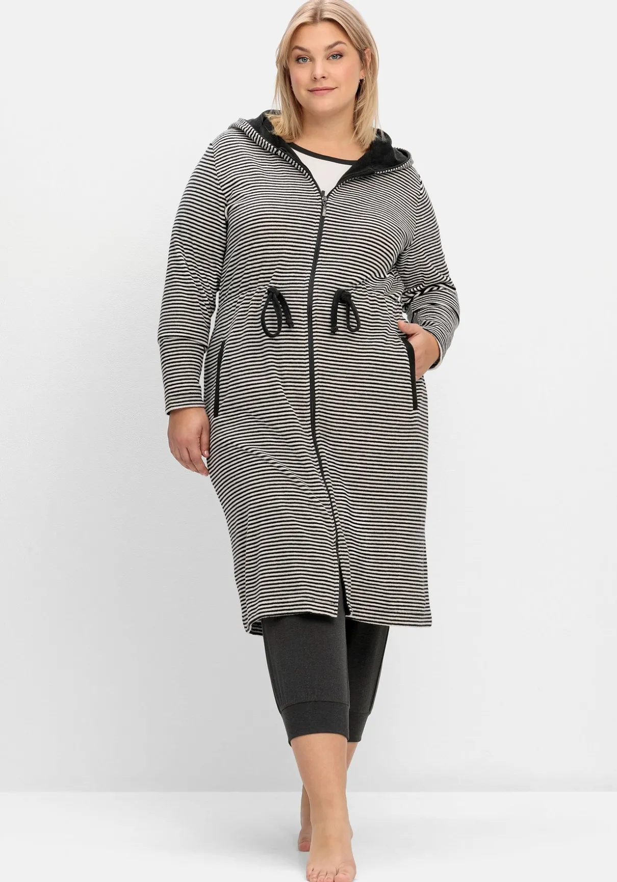 Gestreifter Frottee-Bademantel mit Kapuze