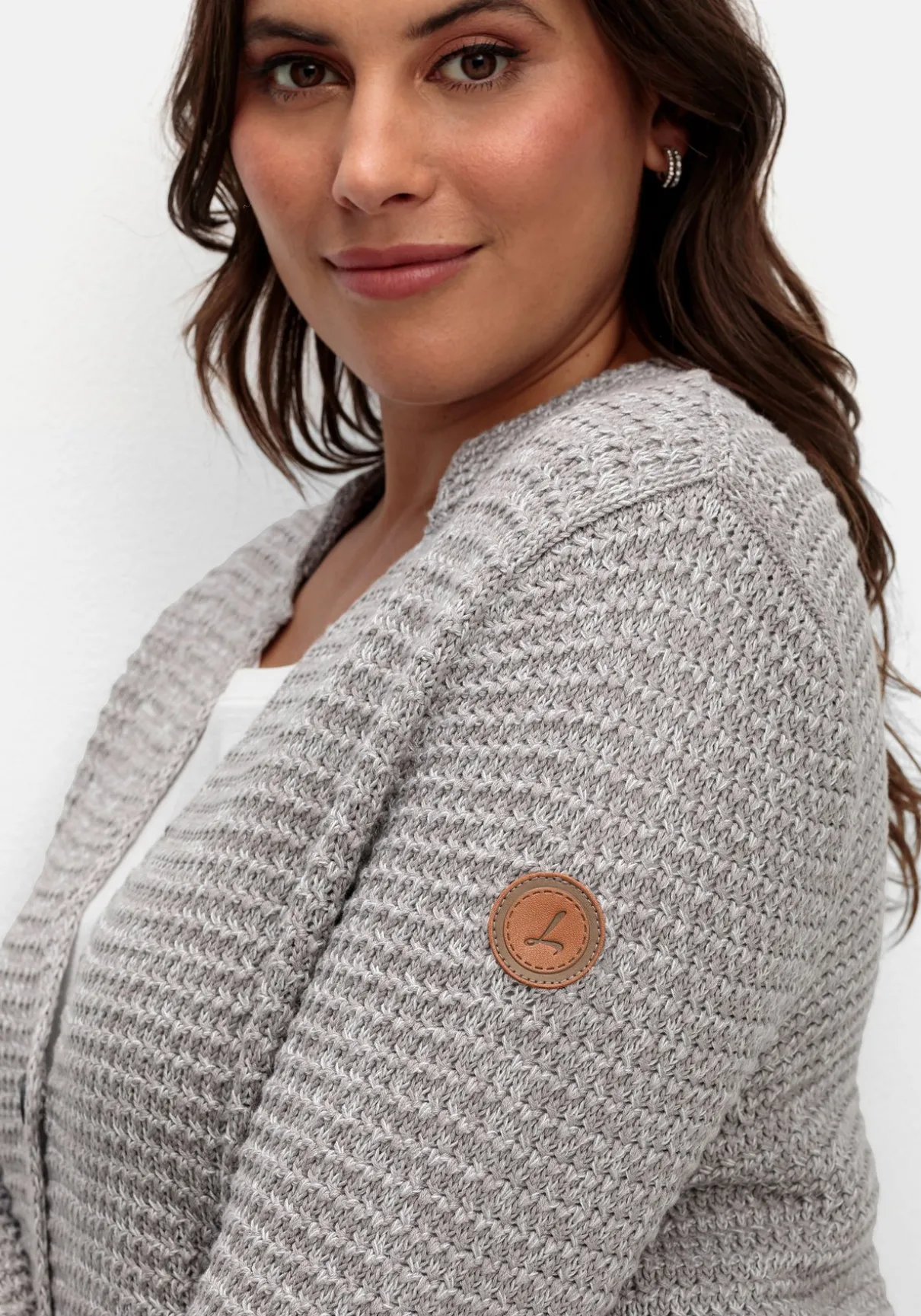 Grobstrickjacke mit Stehkragen und Taschen