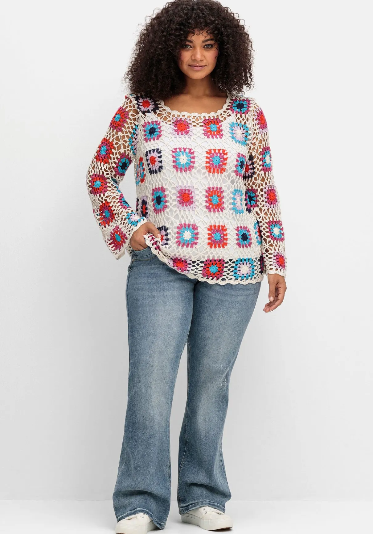 Handgearbeiteter Häkelpullover im Crochet-Muster