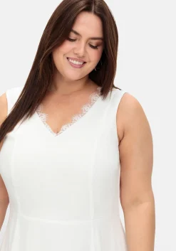 Hochzeitskleid mit floraler Spitze und Chiffon