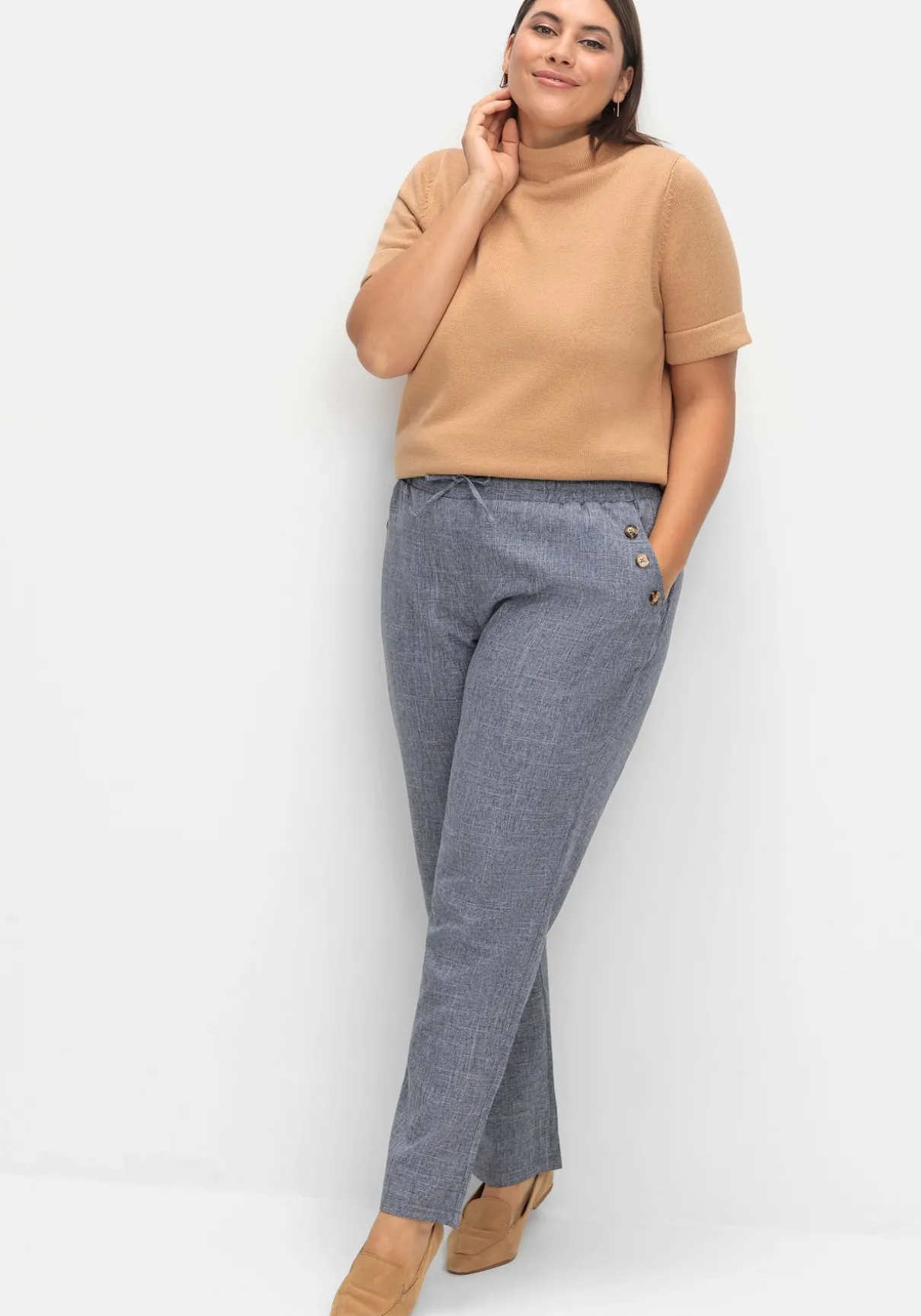 Hose in Leinenoptik mit Dehnbund und Zierknöpfen