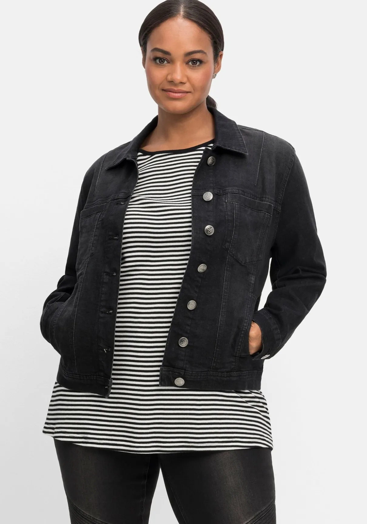 Jeansjacke in leicht taillierter und verkürzter Form