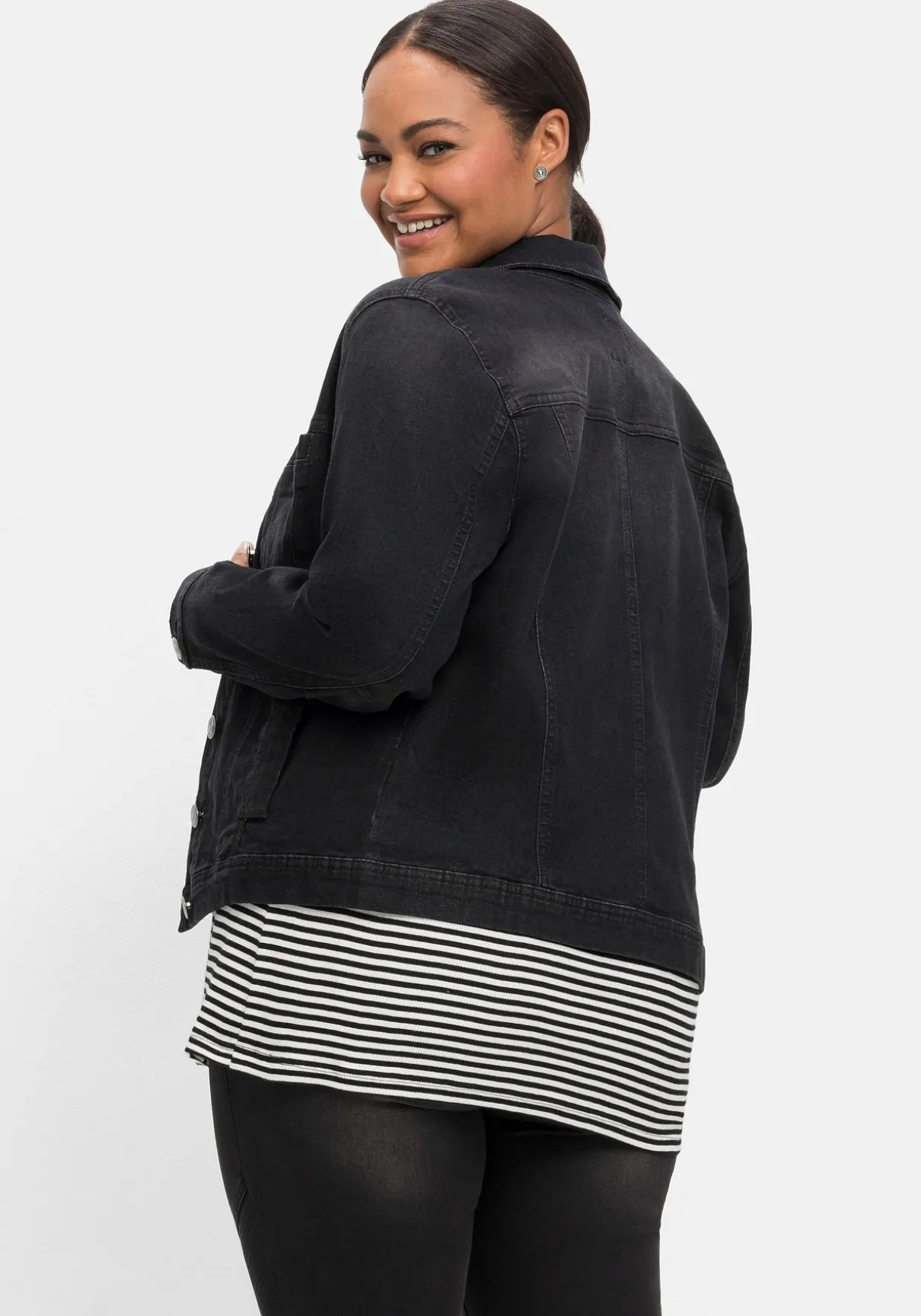 Jeansjacke in leicht taillierter und verkürzter Form