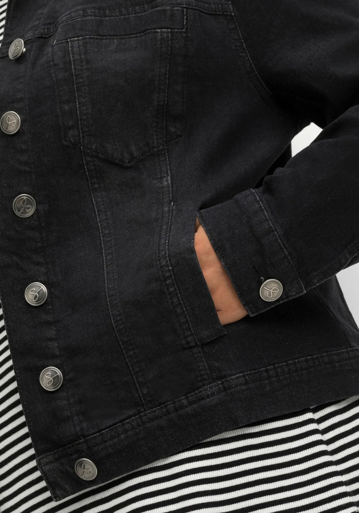 Jeansjacke in leicht taillierter und verkürzter Form