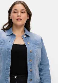 Jeansjacke in leicht taillierter und verkürzter Form