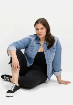 Jeansjacke in leicht taillierter und verkürzter Form
