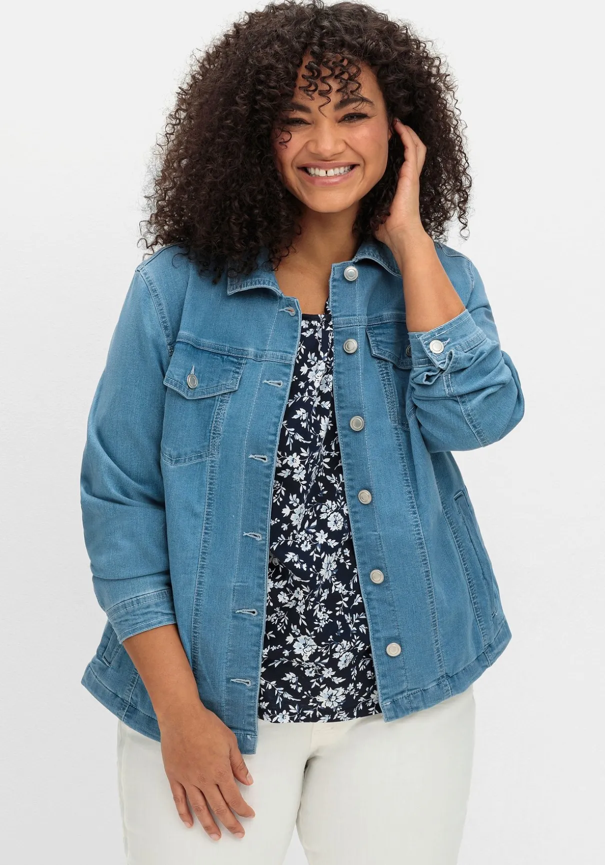 Jeansjacke mit Hemdkragen und Brusttaschen