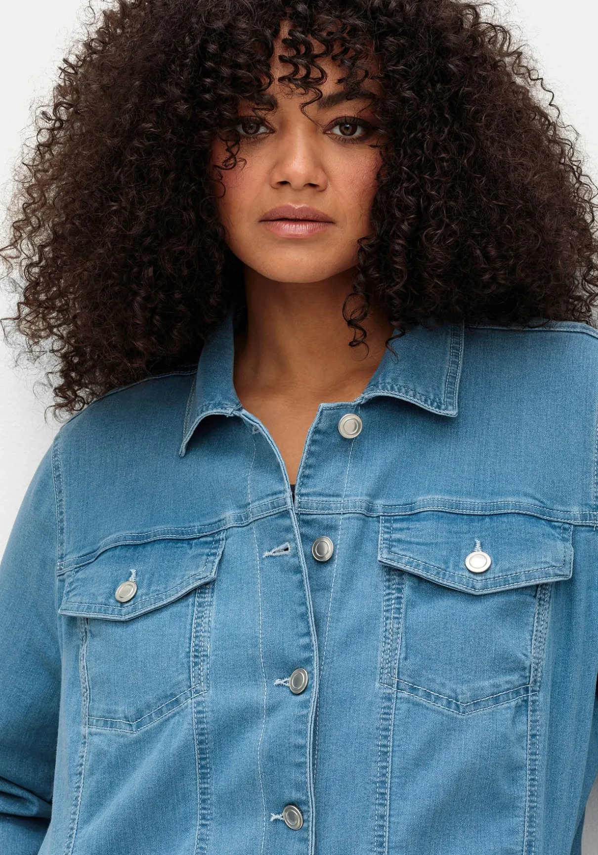 Jeansjacke mit Hemdkragen und Brusttaschen