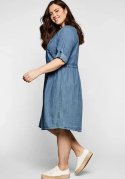 Jeanskleid mit Knopfleiste und hoher Taille