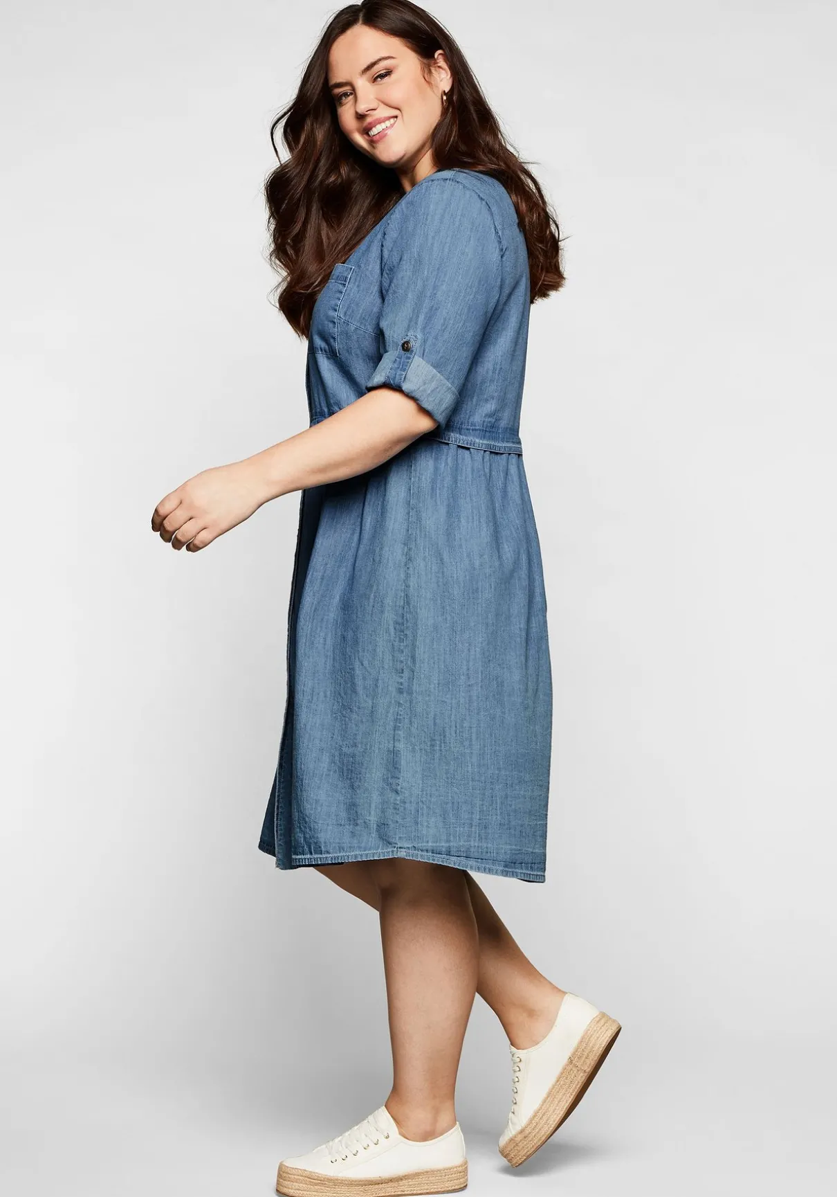 Jeanskleid mit Knopfleiste und hoher Taille