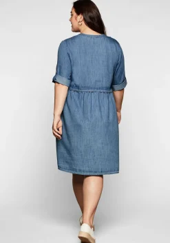 Jeanskleid mit Knopfleiste und hoher Taille