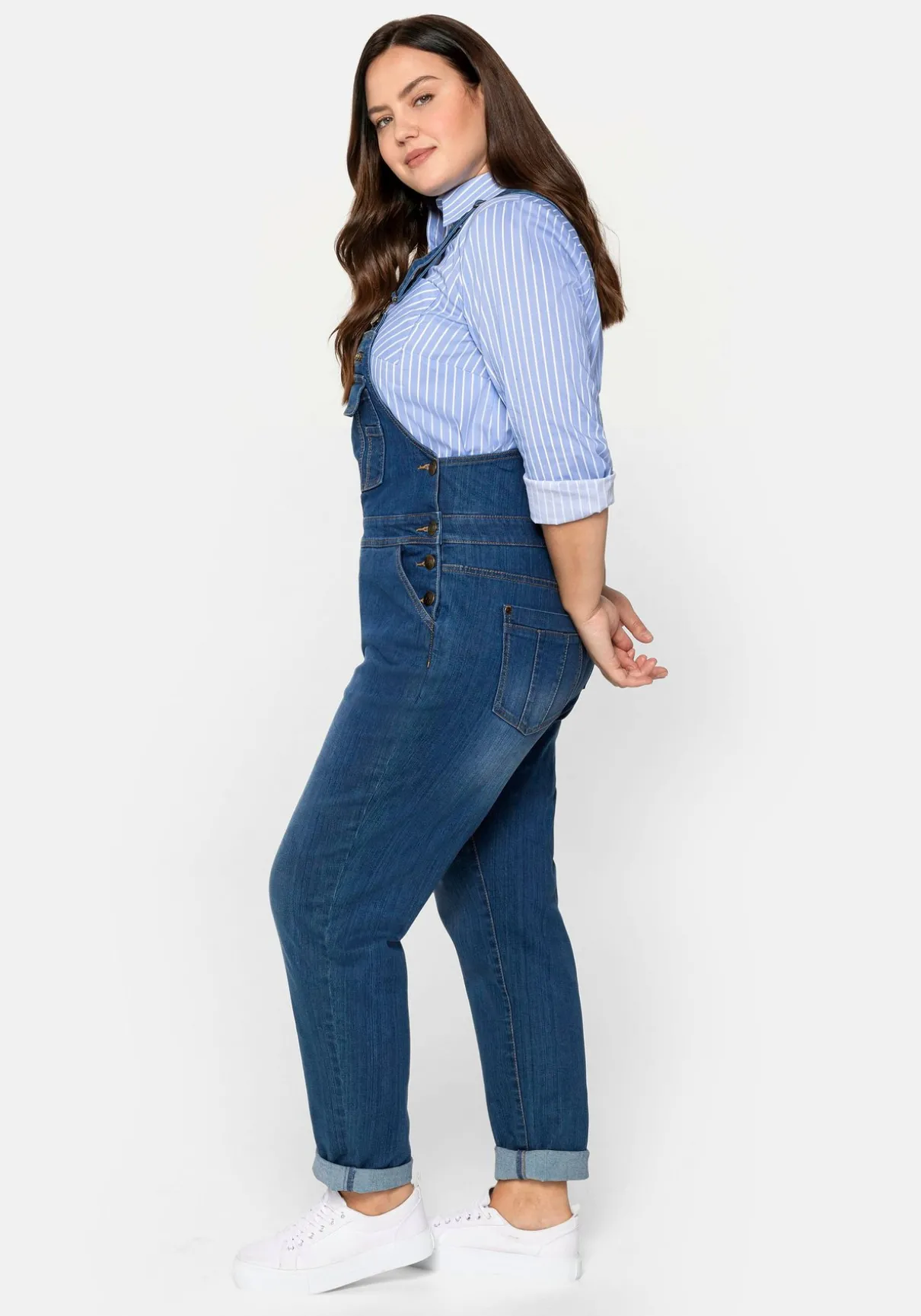 Jeans-Latzhose mit Brusttasche und seitlichem Einsatz