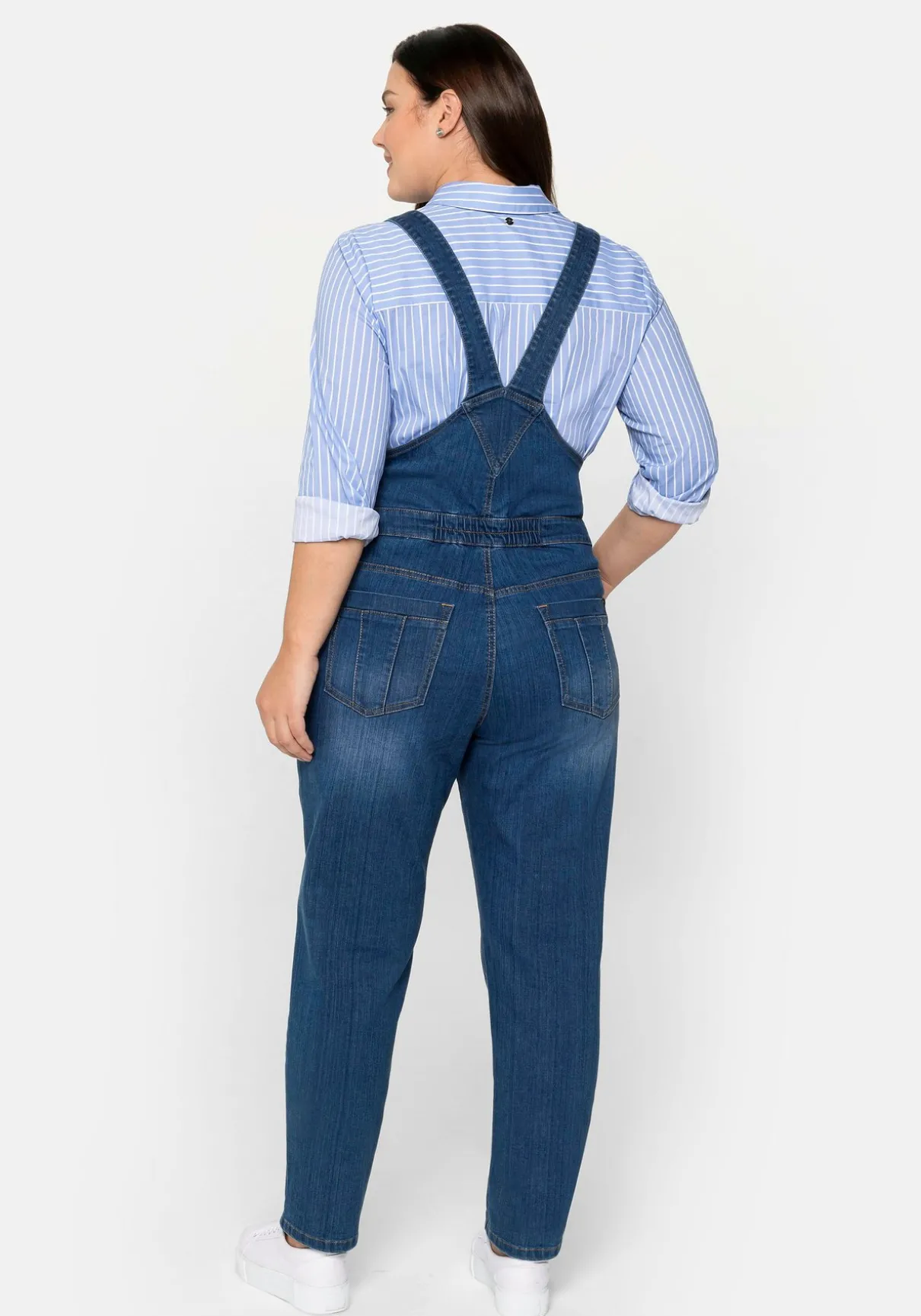 Jeans-Latzhose mit Brusttasche und seitlichem Einsatz