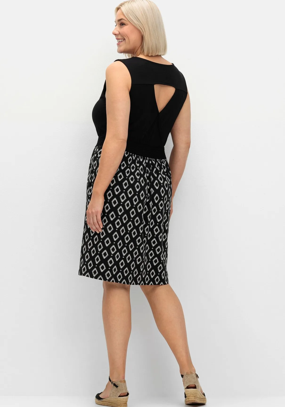 Jerseykleid in Wickeloptik, mit V-Cut hinten