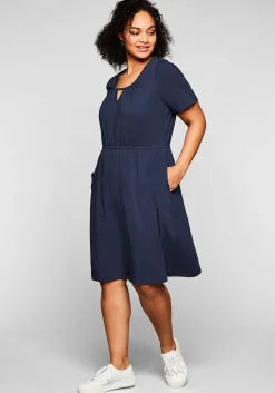 Jerseykleid mit Cut-out am Ausschnitt