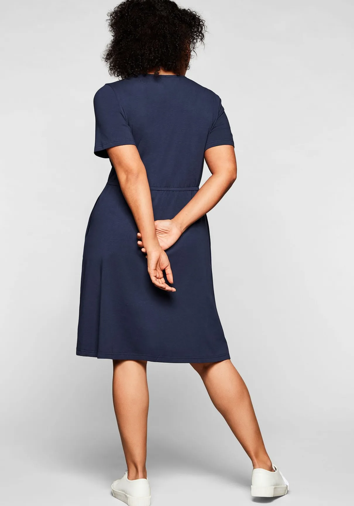 Jerseykleid mit Cut-out am Ausschnitt