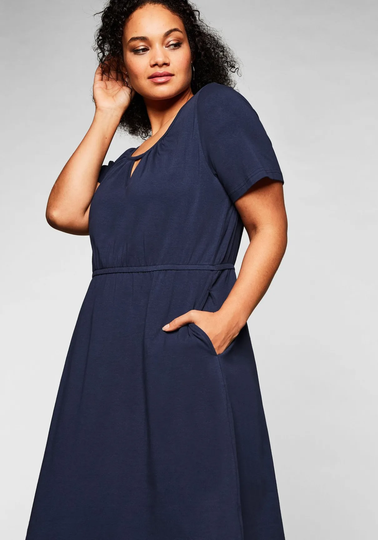 Jerseykleid mit Cut-out am Ausschnitt