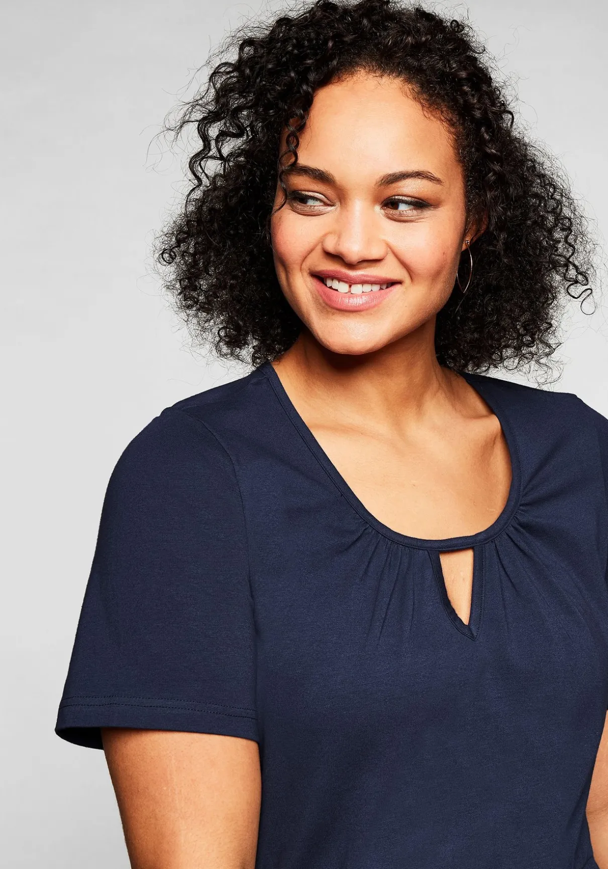 Jerseykleid mit Cut-out am Ausschnitt