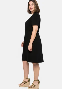 Jerseykleid mit Cut-out am Ausschnitt