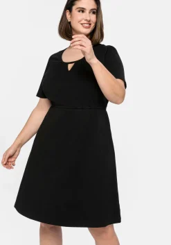 Jerseykleid mit Cut-out am Ausschnitt