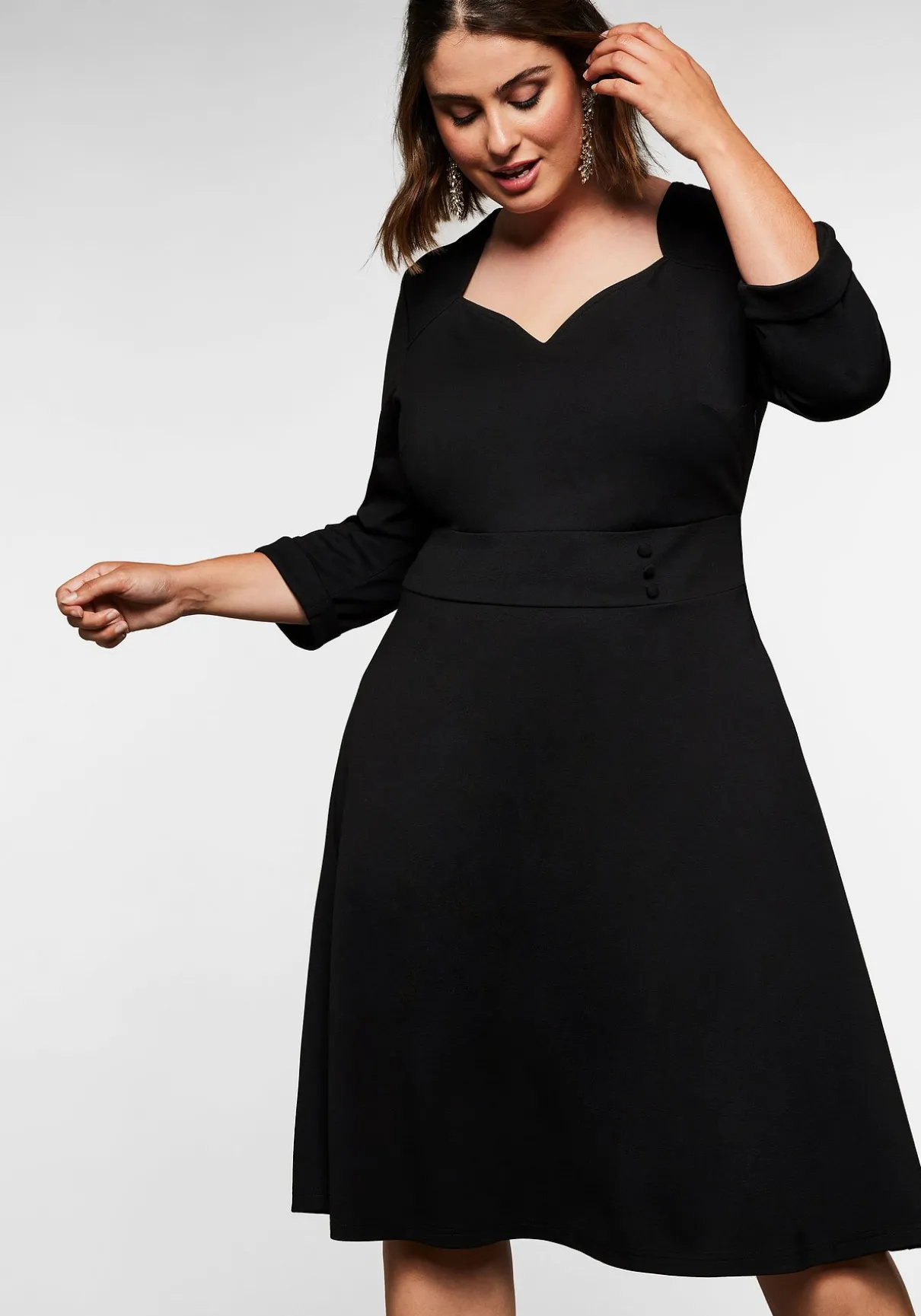 Jerseykleid mit Herzausschnitt und Taillenband