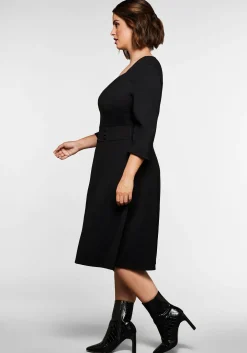 Jerseykleid mit Herzausschnitt und Taillenband