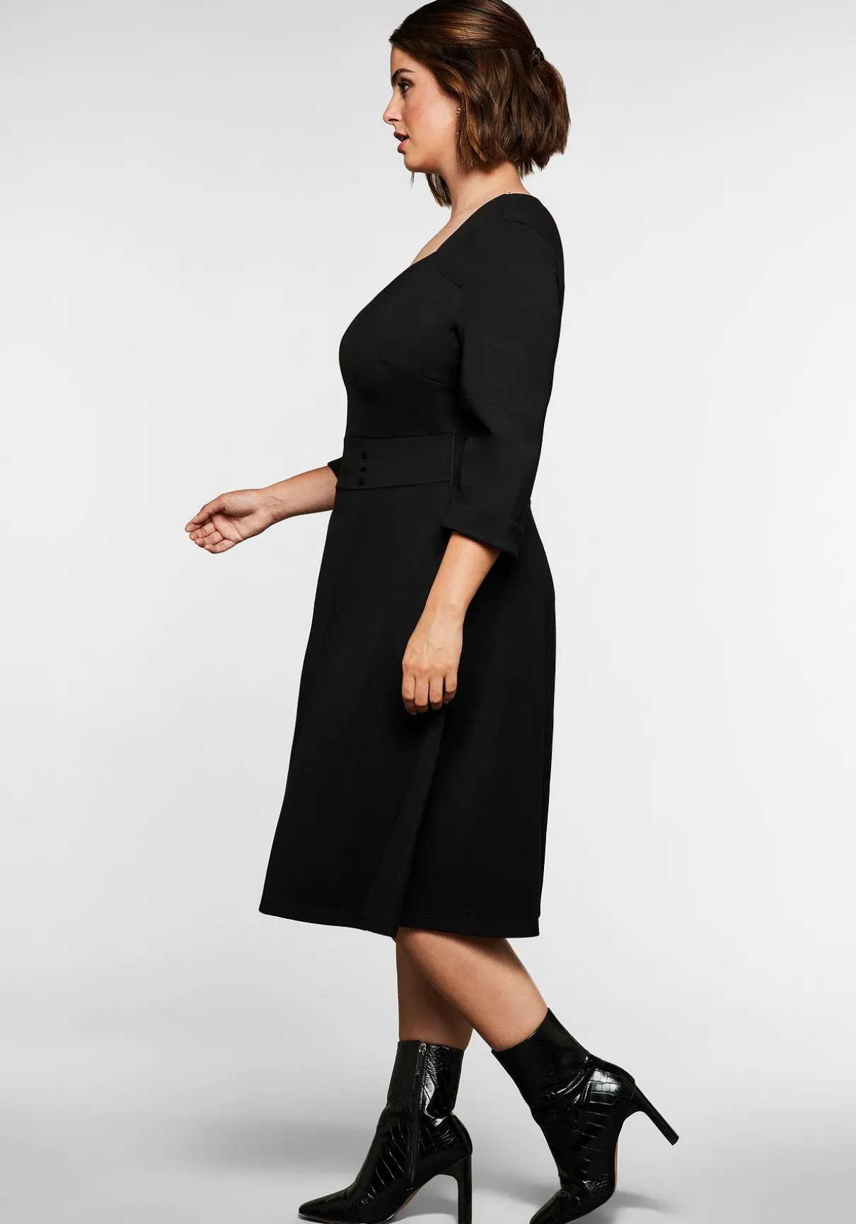 Jerseykleid mit Herzausschnitt und Taillenband