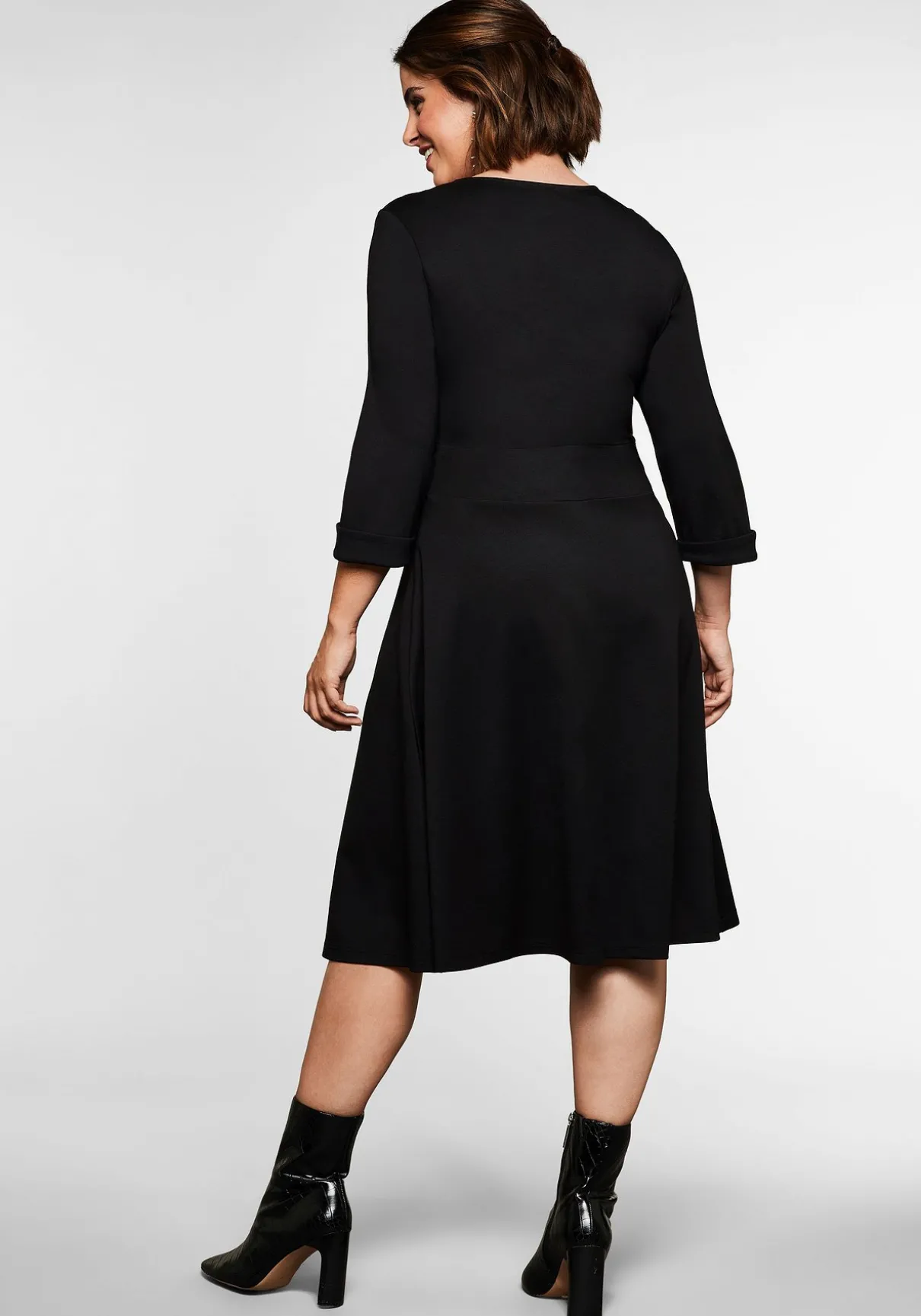 Jerseykleid mit Herzausschnitt und Taillenband